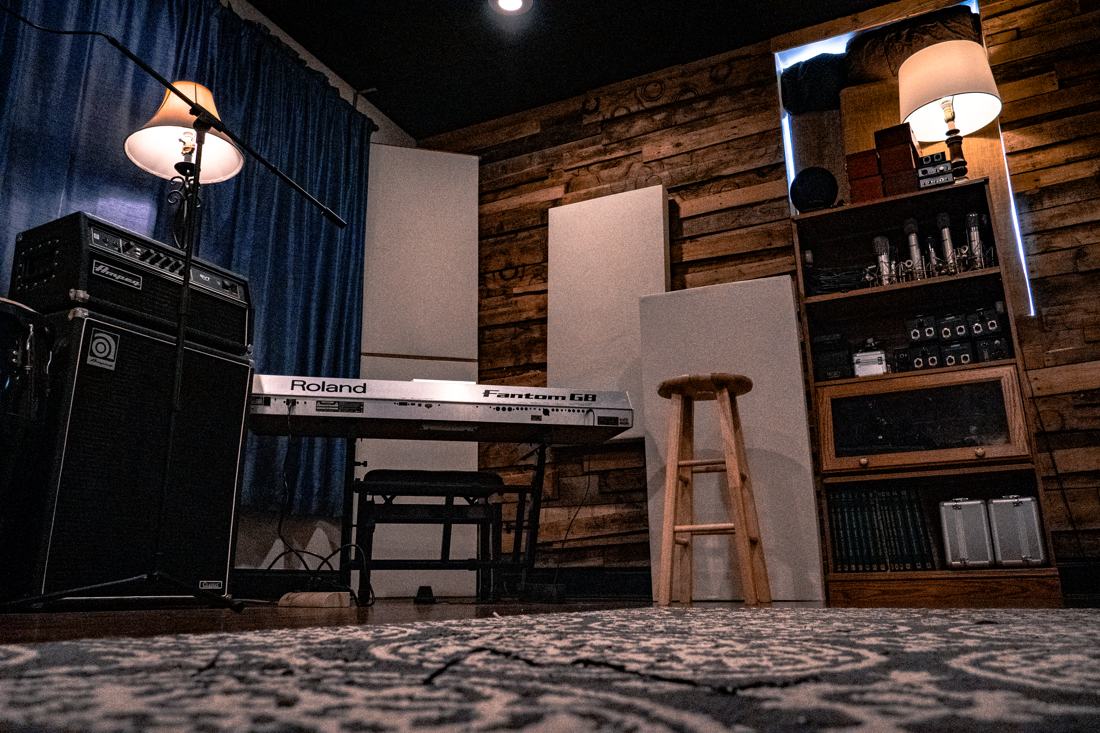Live room with amber lamp lighting